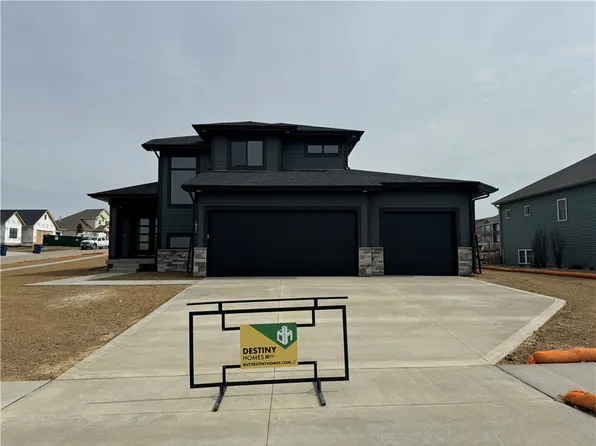 1832 W 3rd St, Pella, IA 50219