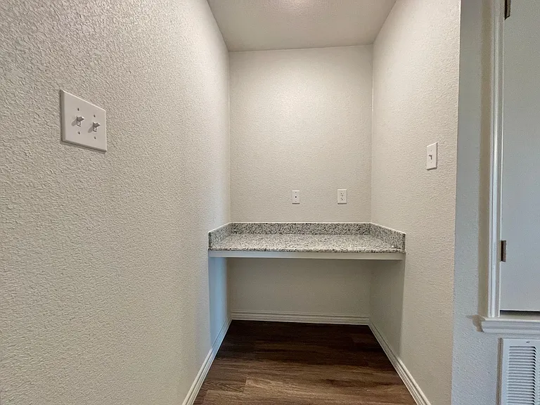 1806 Clovis Dr — Photo 10
