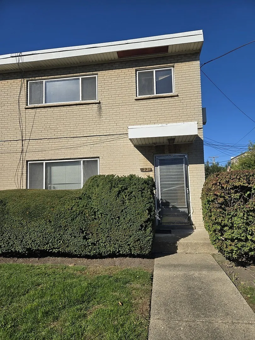 3 bed, 1.5 bath, 1120 sqft, $2,900 — Photo 1
