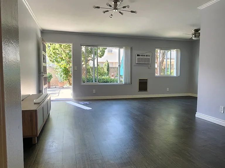 13751 Oxnard St #106 — Photo 6