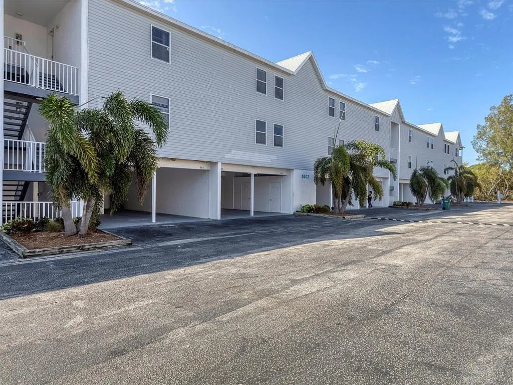 Building Photo - 3607 E Bay Dr #206