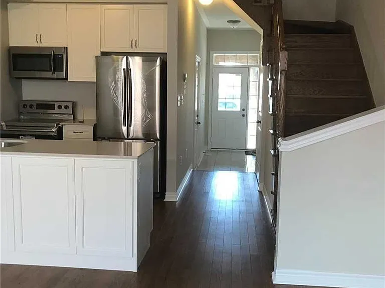 37 Military Cres — Photo 8