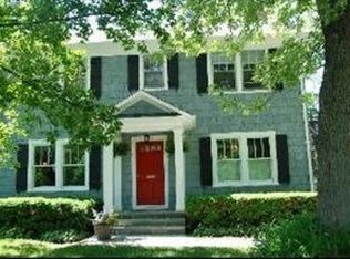 184 Wildwood Rd, Lake Forest, IL 60045