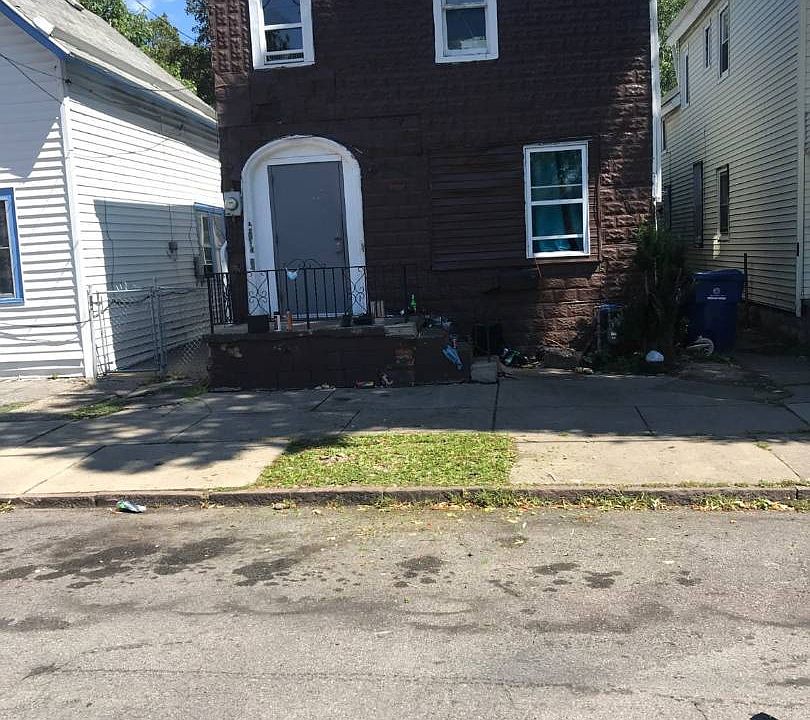 2nd image of 525 Monroe St