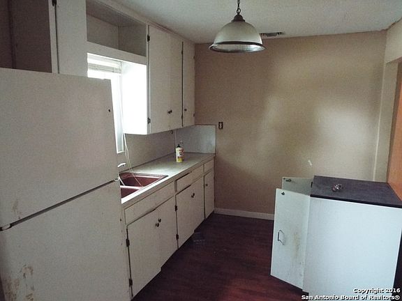 5th image of 302 Smallwood Dr