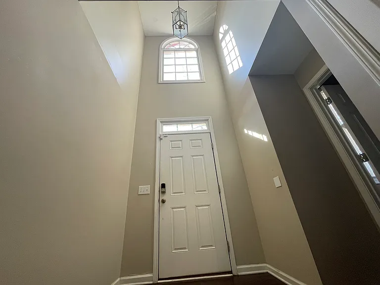588 Parliament St — Photo 5