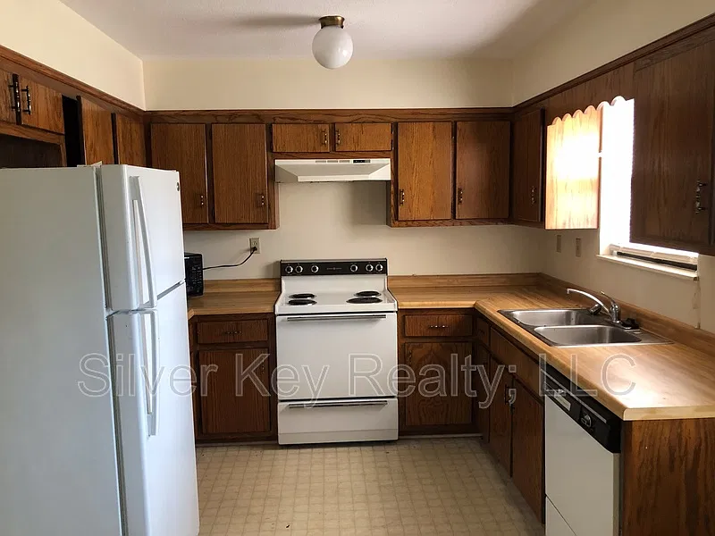 2 bed, 1.0 bath, $895 — Photo 2