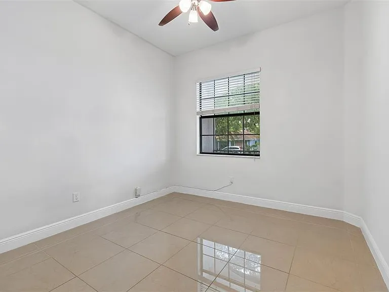 2311 W Aileen St — Photo 5