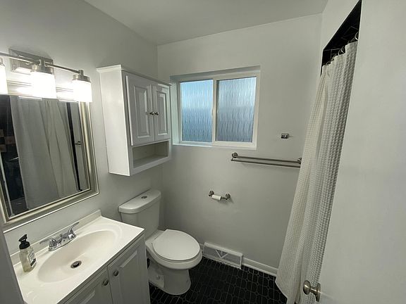 3rd image of 6754 N Harlem Ave