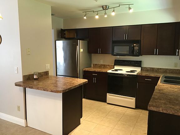 3rd image of 10036 Creekwater Blvd