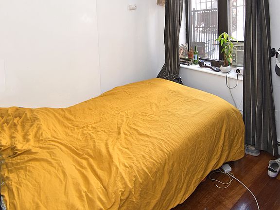 4th image of 170 Allen St APT 1C
