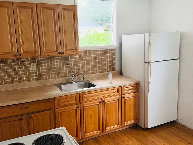 913 Nott St — Photo 8