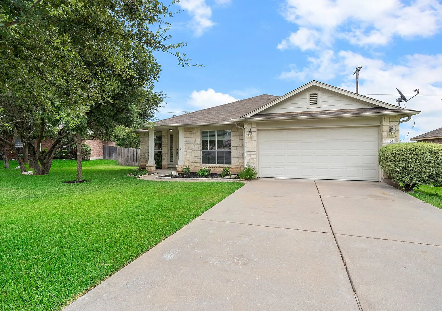 Well-Maintained 3BR/2BA Home in Desirable Round Rock Community — Photo 2