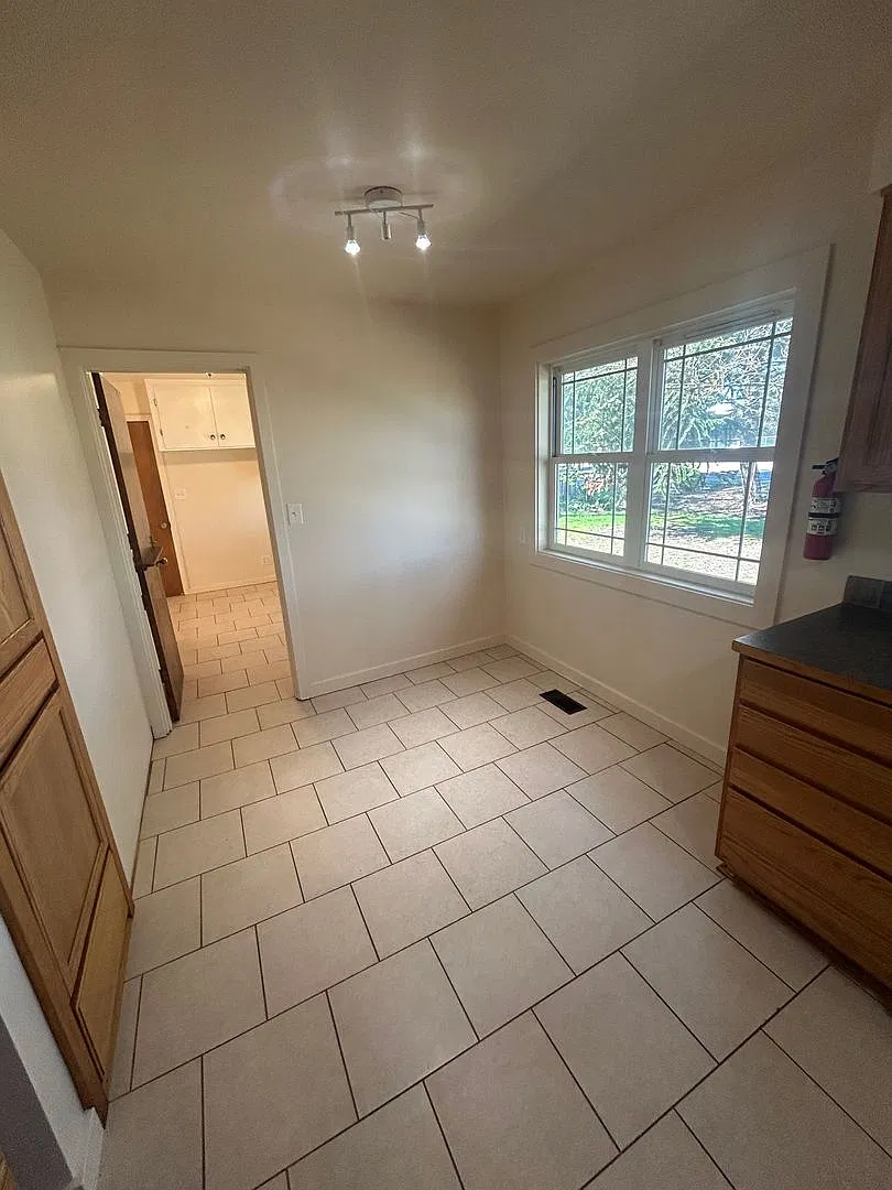 Huge 3 Bedroom 2 Bath Home with Fully Fenced Back Yard- Large dogs welcome! — Photo 4