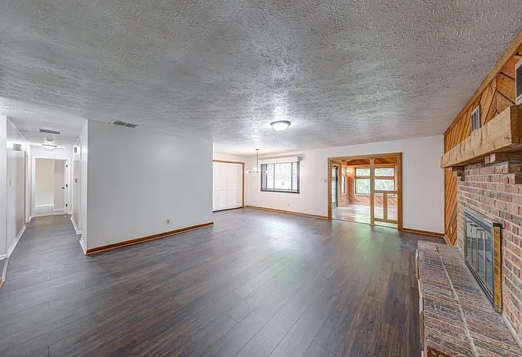910 Summitcrest Dr — Photo 3