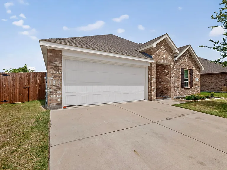1114 Emerald Gate Dr — Photo 5