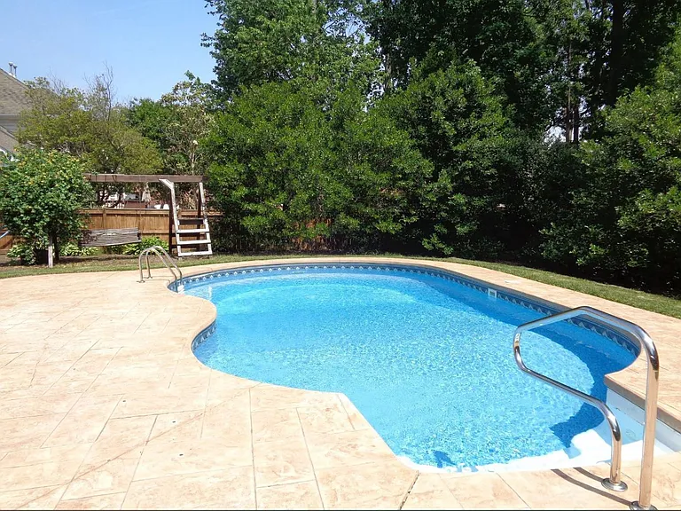 305 Fairway Ln — Photo 3