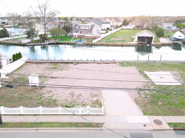 62 Alhambra Road, Massapequa, NY 11758