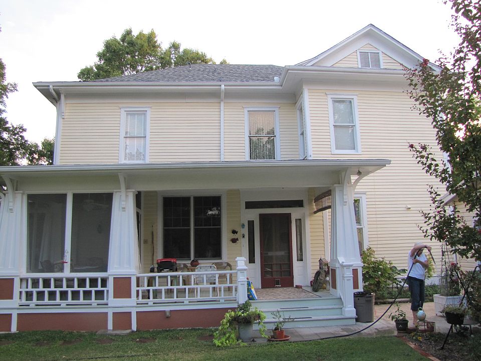 2nd image of 910 W Marvin Ave