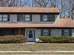524 S Wellwood Ave, Lindenhurst, NY 11757