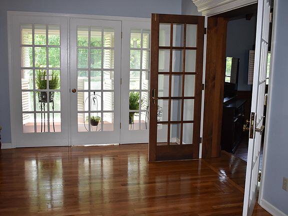 3rd image of 19 Ennismore Dr