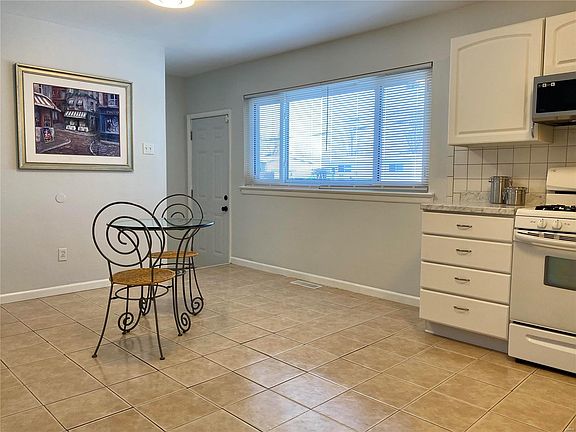 5th image of 745 Gonzaga Ln