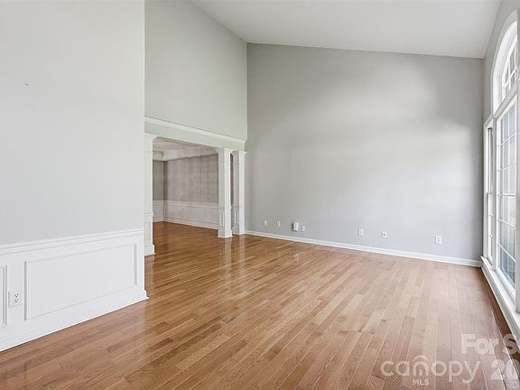 3rd image of 8806 Glenside St