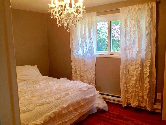 Master bed, his/her closets