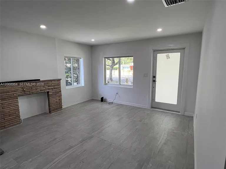 850 NE 127th St — Photo 41