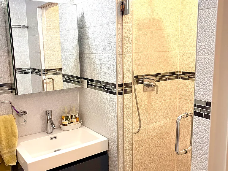 129 E Bellevue Pl #301 — Photo 20