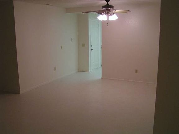 4th image of 586 S Mistletoe Ave APT B