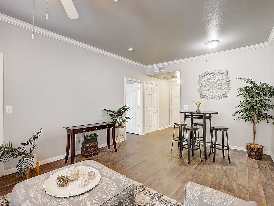 Landings of Carrier Parkway Apartments 915 Desco Ln Grand Prairie TX