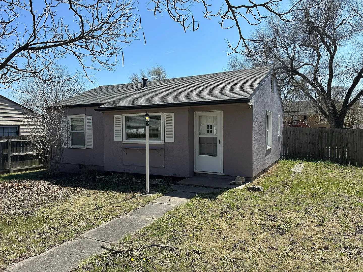 Pet Friendly Single Family Home with Fenced Yard — Photo 1