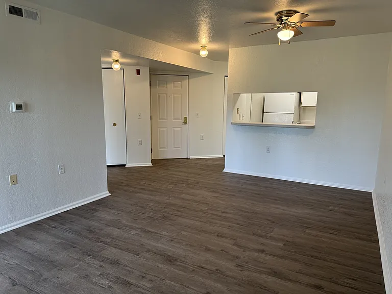 350 Houston Ave — Photo 17