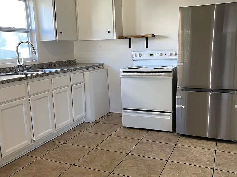 647 Kirkwood Ter N — Photo 9