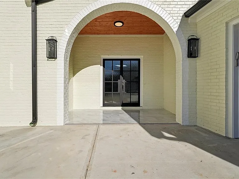 120 Thome Dr — Photo 4