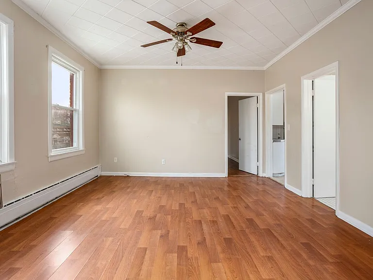 531 Merritt Ave — Photo 4