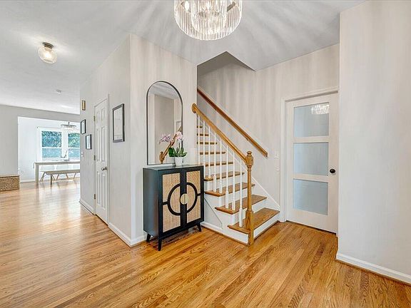 4th image of 2932 W Club Dr
