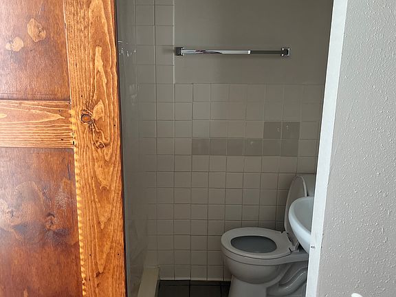 3rd image of 718 Walsh St