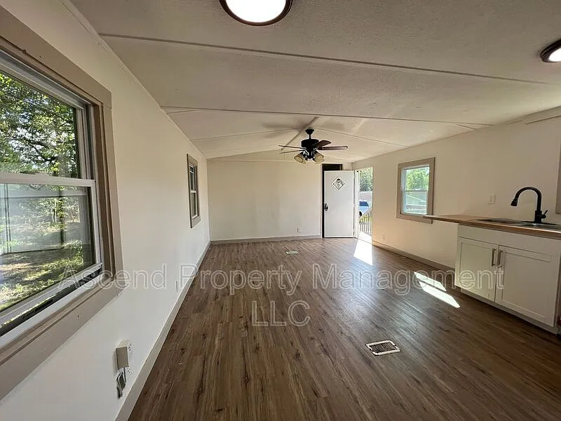 2 bed, 1.0 bath, 740 sqft, $1,000 — Photo 3
