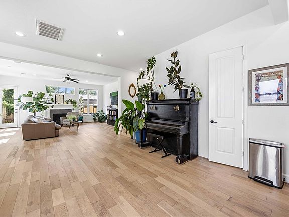 5th image of 723 W 16th St