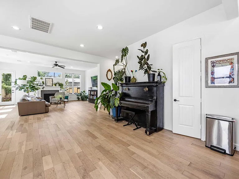723 W 16th St — Photo 5