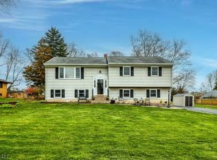 4 Delaware Dr, Stockton, NJ 08559