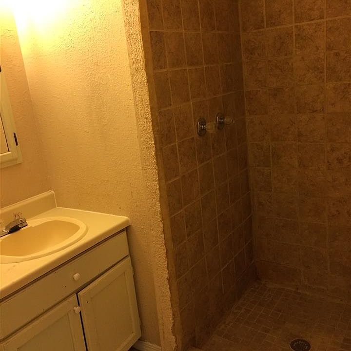 2nd image of 406 Sanchez St