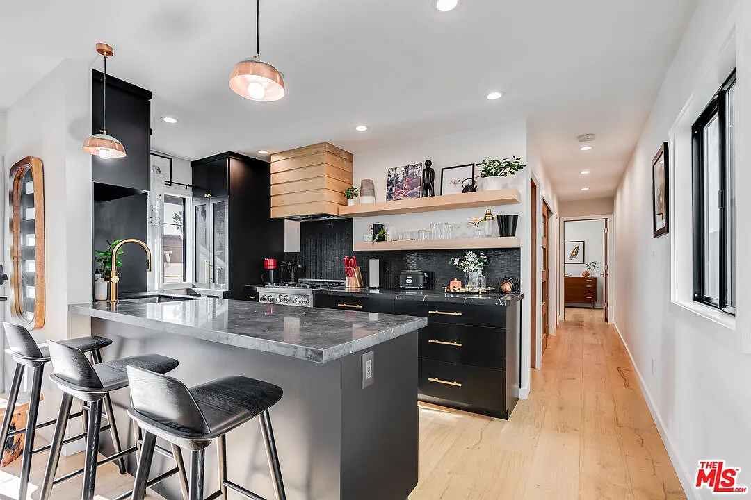 2 bed, 1.0 bath, $5,900 — Photo 3
