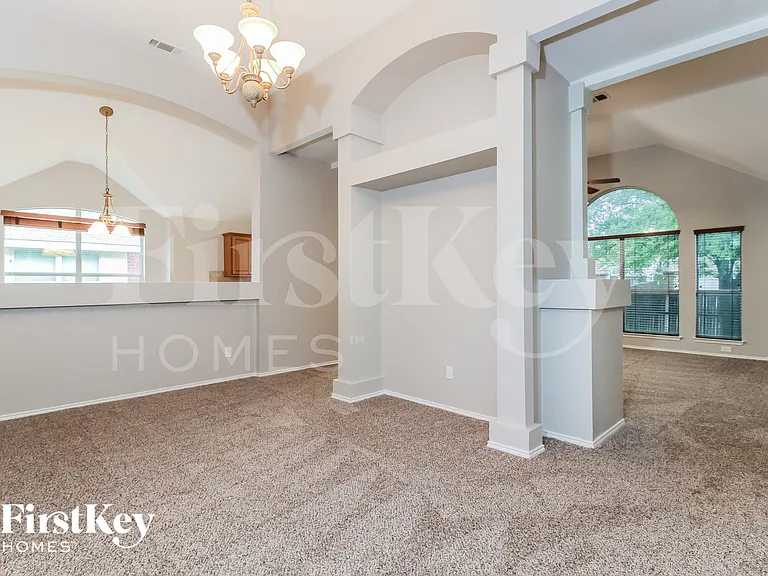 1233 Logan Dr — Photo 5