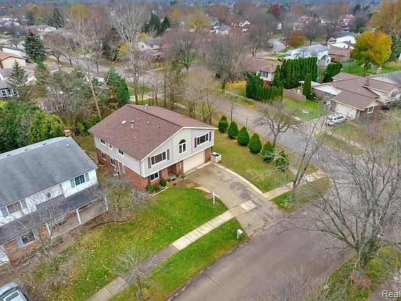 3rd image of 45633 Holmes Dr