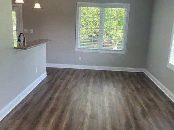 4th image of 375 Villa Rdg