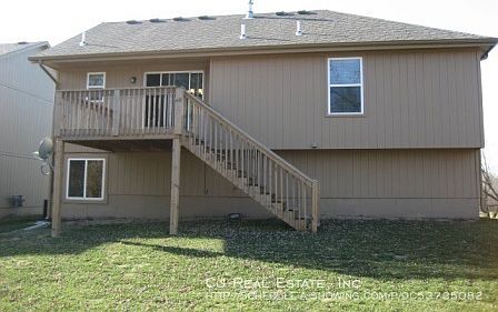 2nd image of 520 NW Fox Hollow Ln