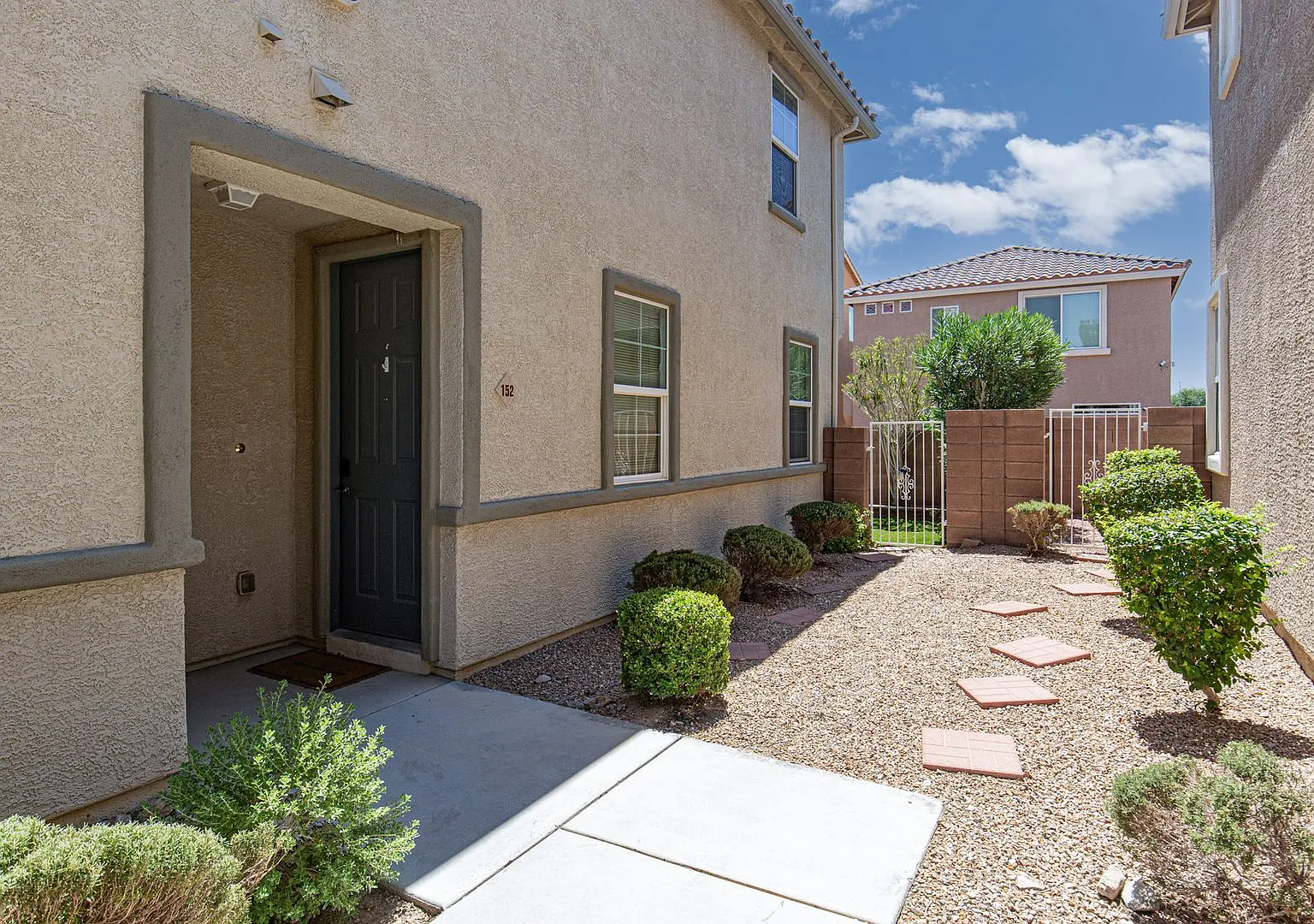 Townhome with yard, 3 br and 2 garage in gated SW community near the 215 — Photo 3